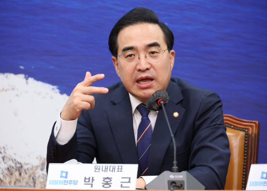 박홍근 더불어민주당 원내대표가 4일 국회에서 열린 최고위원회를 마친 뒤 취재진의 질문에 답변하고 있다. 연합뉴스.
